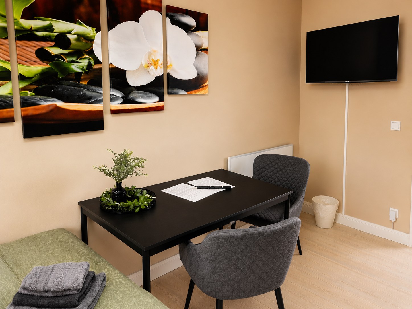Arbeitsbereich mit Schreibtisch und Fernseher im modernen Doppelzimmer der HK Vermietung in Brieselang – Monteurunterkunft nahe Berlin.