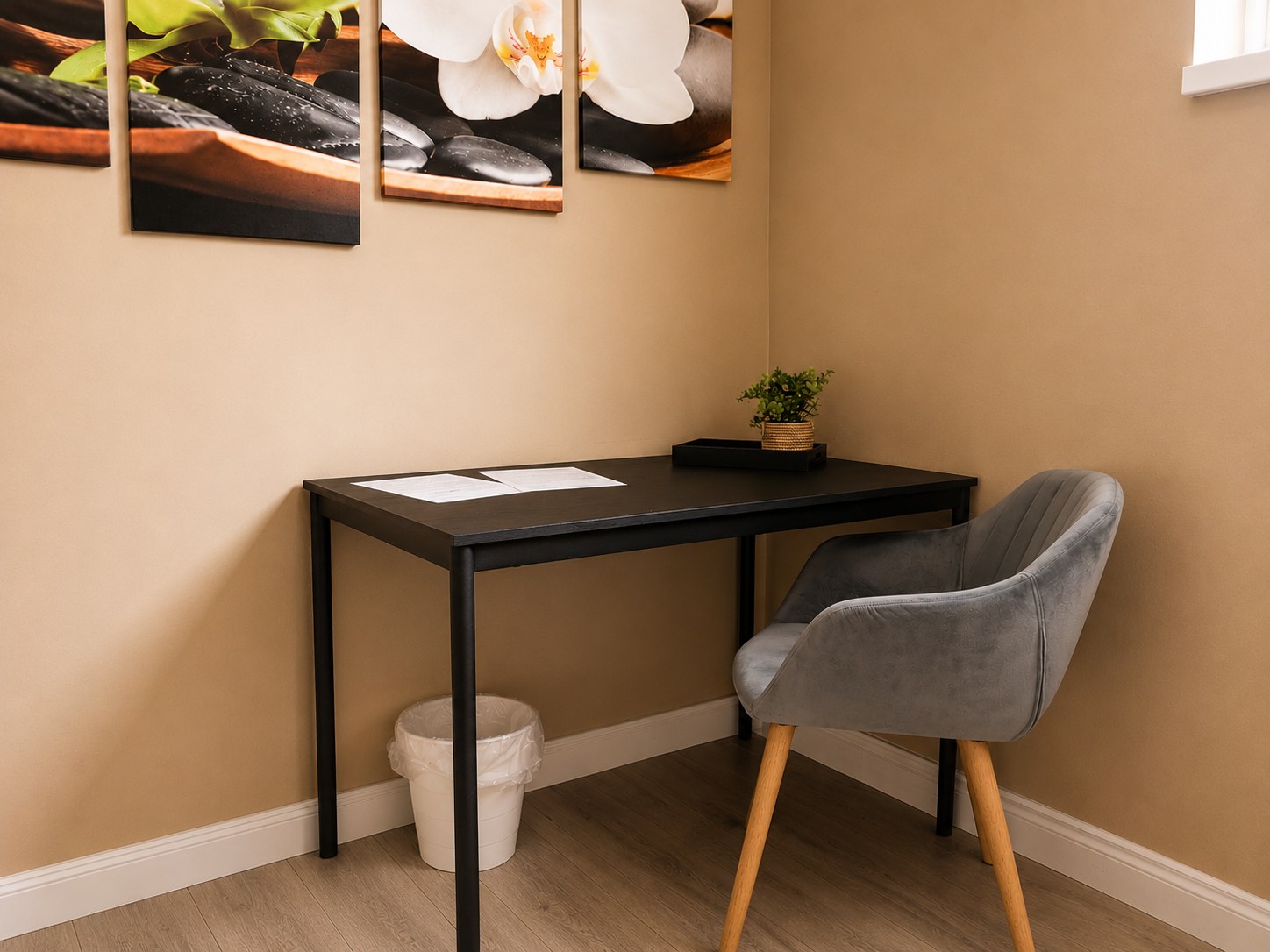 Praktischer Arbeitsplatz mit Schreibtisch und bequemem Stuhl im modernen Einzelzimmer der HK Vermietung in Brieselang.