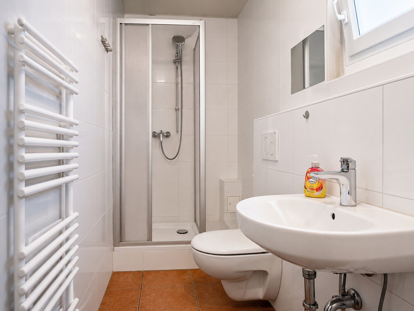 Modernes Badezimmer mit Dusche, Waschbecken und WC in der Monteurunterkunft HK Vermietung Brieselang.