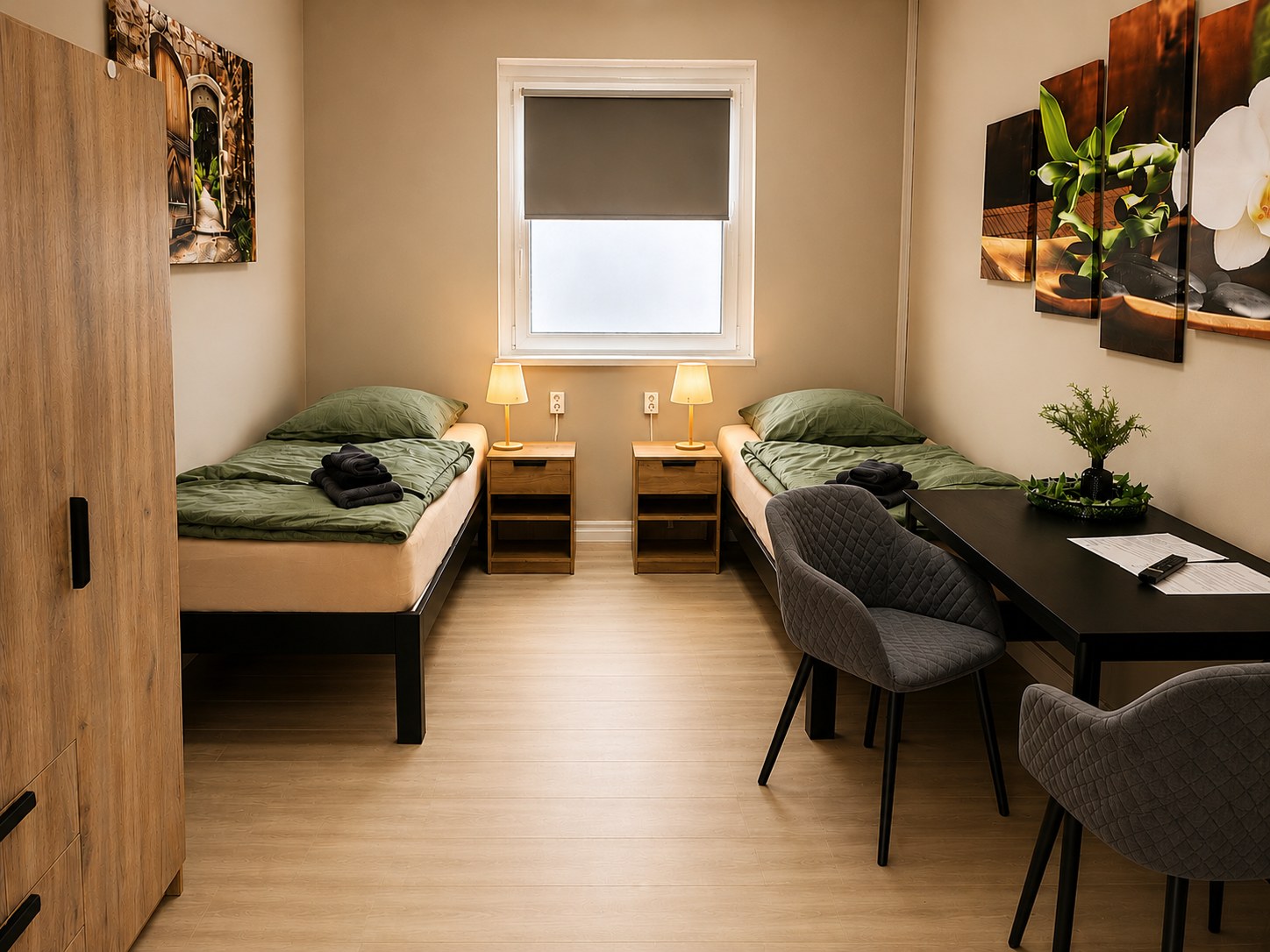 Modernes Doppelzimmer der HK Vermietung in Brieselang mit zwei Einzelbetten, Schreibtisch und kostenlosem WLAN – ideale Unterkunft für Monteure und Geschäftsreisende nahe Berlin.