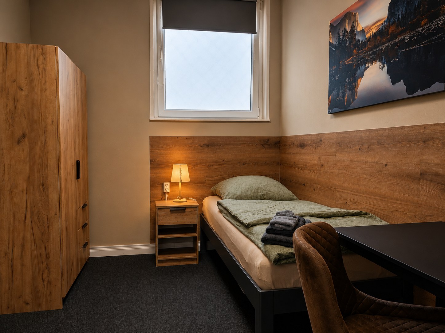 Modern eingerichtetes Einzelzimmer der HK Vermietung in Brieselang mit Einzelbett, Schreibtisch, Kleiderschrank und kostenlosem WLAN.