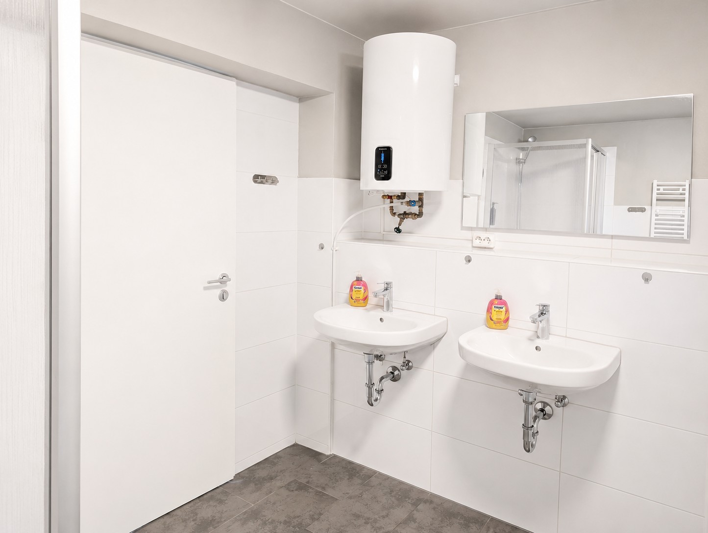 Modernes Gemeinschaftsbad mit Doppelwaschbecken und Dusche in der HK Vermietung Brieselang nahe Berlin.