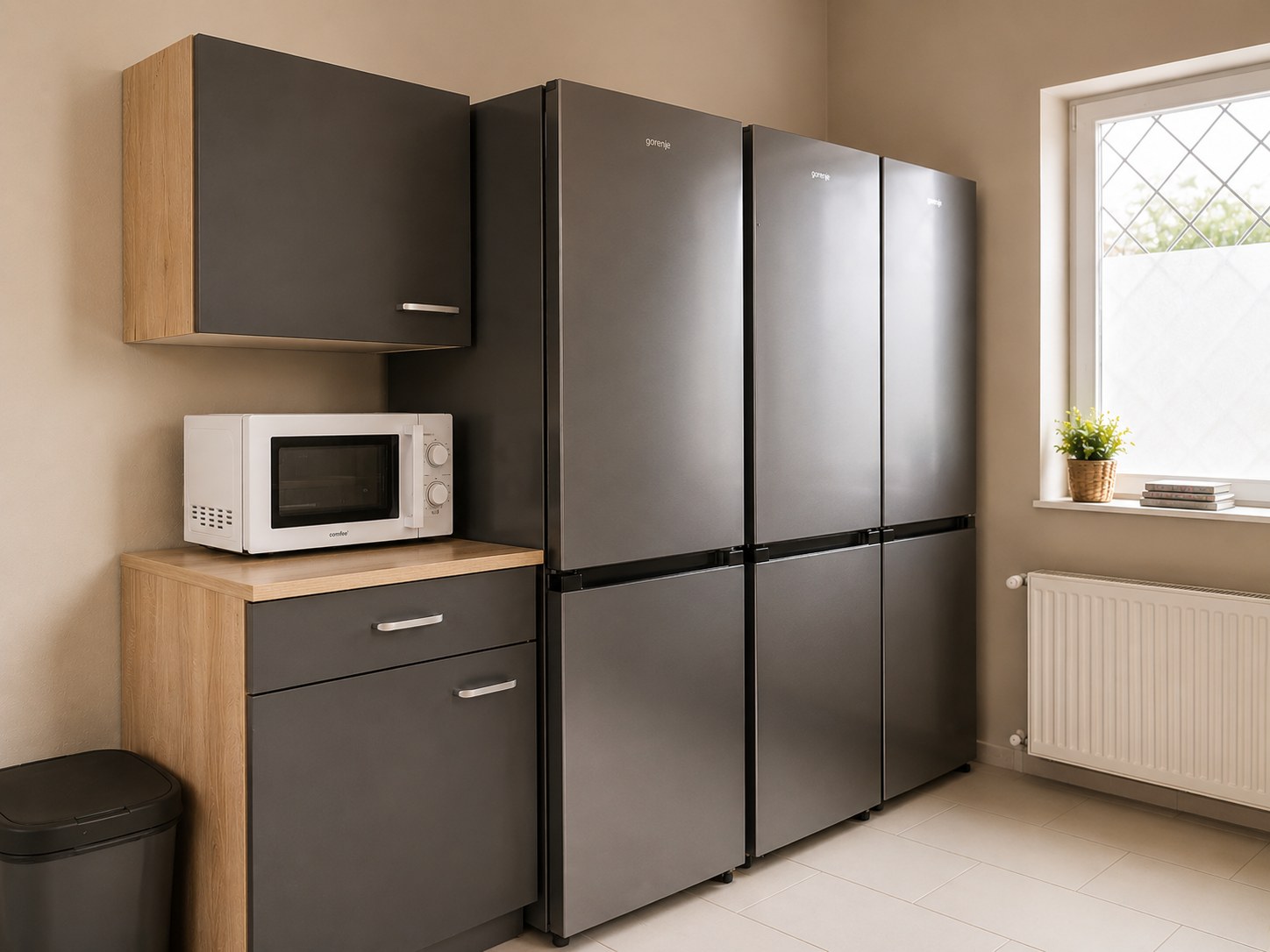 Mehrere große Kühlschränke und Mikrowelle in der Gemeinschaftsküche der HK Vermietung Brieselang – ideal für Monteure, Handwerker und Langzeitgäste.