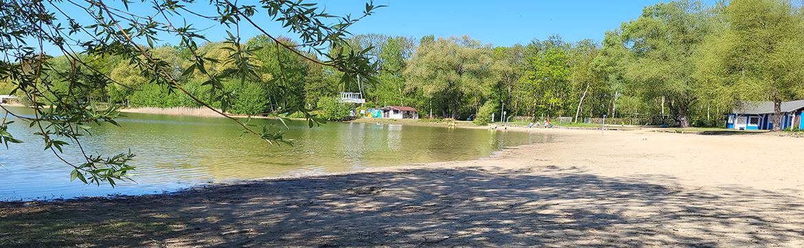 Naturnaher schöner Badesee mit Café