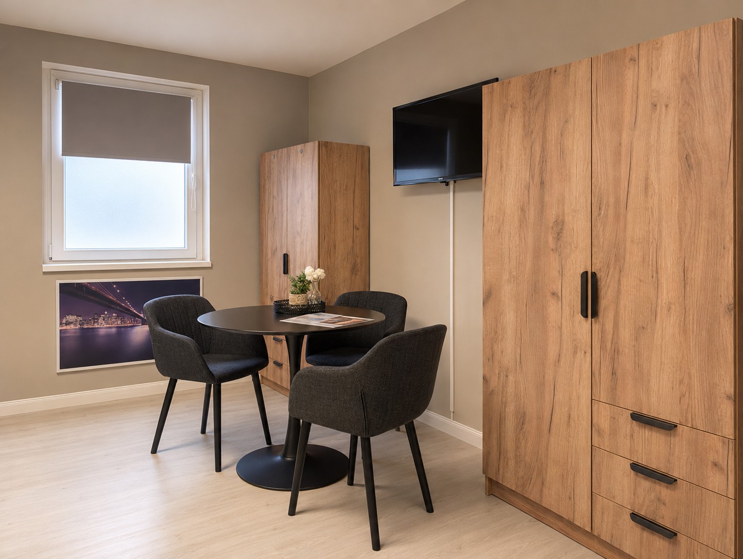 Fernseher und Sitzgruppe im Dreibettzimmer der HK Vermietung in Brieselang – moderne Unterkunft für Monteure und Geschäftsreisende.