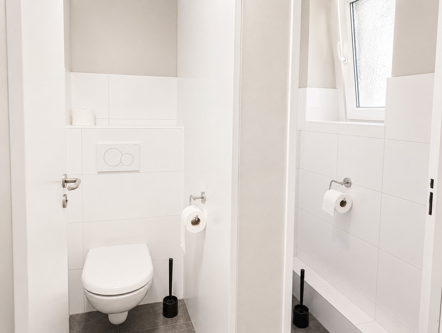 Sauberes WC im modernen Gemeinschaftsbad der HK Vermietung in Brieselang für Monteure und Geschäftsreisende.